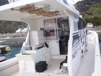 広いデッキにキャビン横の通路も広く楽に行き来できます。ナブラや誘い出しのキャスティングでは船上全員がどこからでも投げれます!